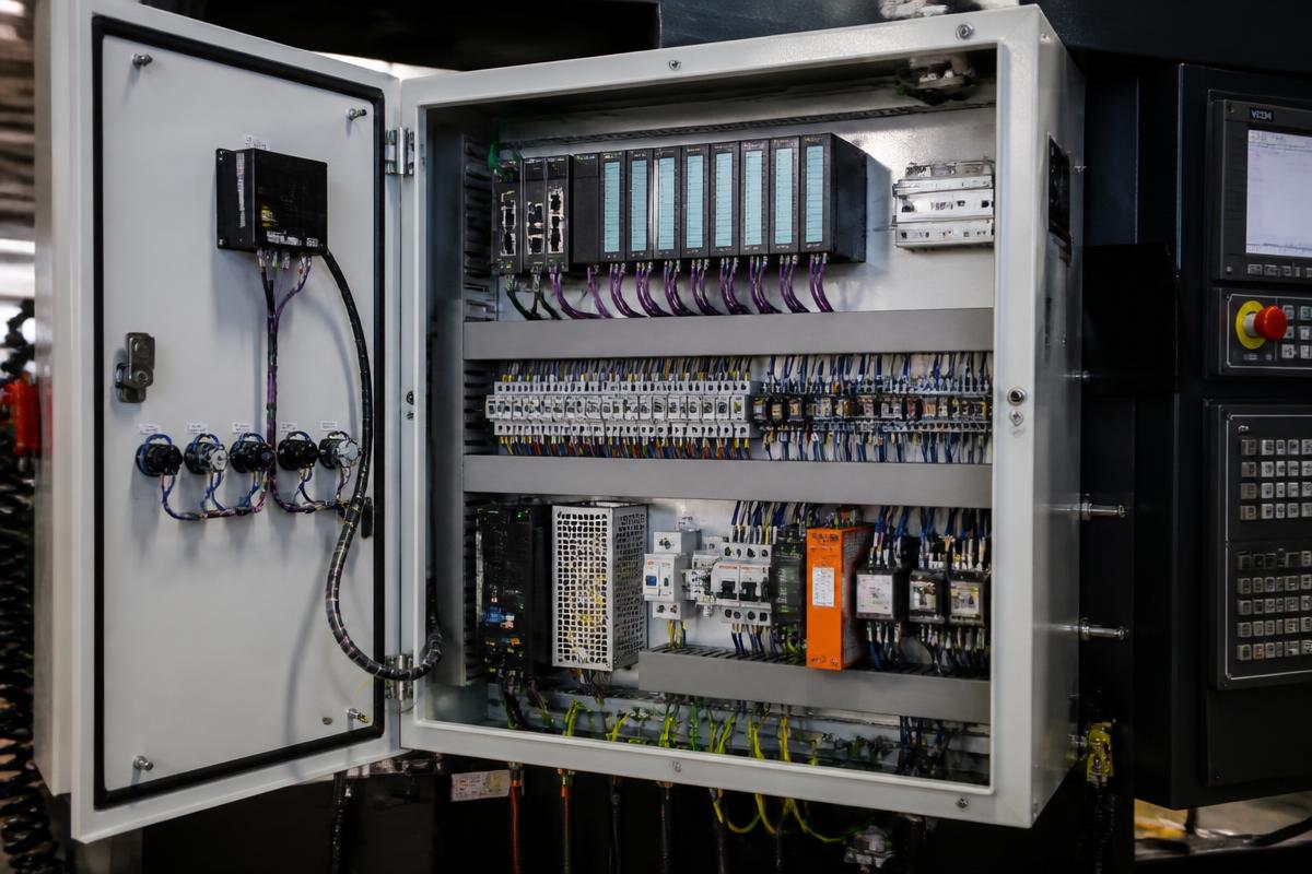Quadro elettrico PLC per retrofit CNC — CNC LAB